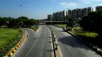 Kondisi pertigaan yang biasanya sibuk terlihat nyaris sepi jelang KTT G20 di New Delhi, India, Jumat (8/9/2023). New Delhi melakukan lockdwn tiga hari mulai dari 8-10 September 2023, selama berlangsungnya KTT G20 pada 9-10 September 2023. (AP Photo/Manish Swarup)