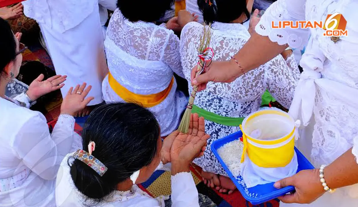 Sebelum memulai sembahyang, setiap orang menerima air suci yang telah didoakan (Liputan6.com/Andrian M Tunay)