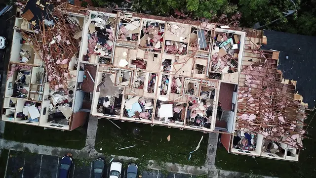 Tornado menghantam Ohio dan Indiana, Amerika Serikat pada Selasa 28 Mei 2019, menewaskan 1 orang, melukai 130 lainnya, dan menyebabkan rumah-rumah hancur. (AP PHOTO)