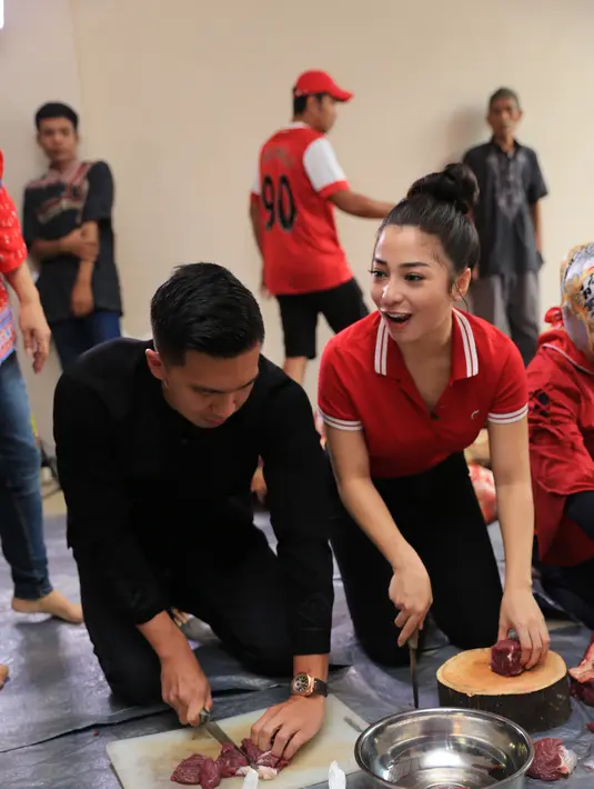 Dari pengamatan Bintang.com di kediaman pemeran sinetron Dua Wanita Cantik tersebut, ia terlihat sesekali senyum sambil melihat kekasihnya yang datang menyusul. (Adrian Putra/Bintang.com)