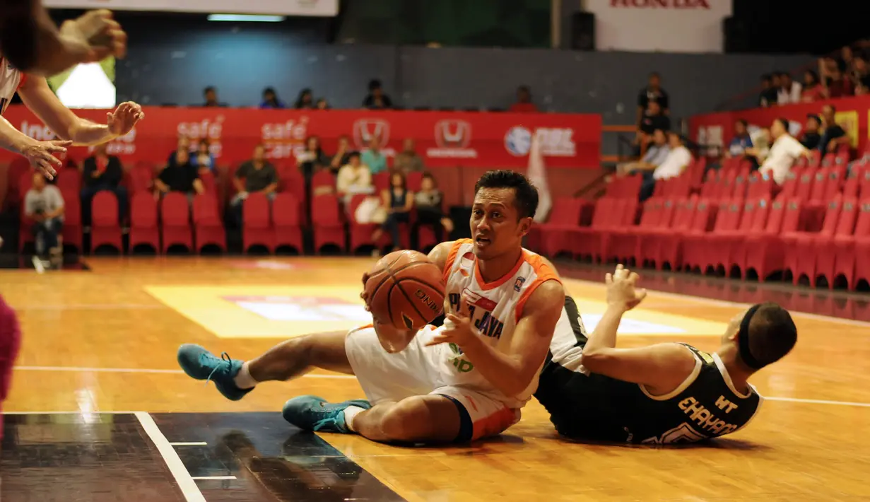 Pebasket Pelita Jaya Energi Mega Persada Jakarta, Amin Prihantono (kiri) jatuh bangun saat berlaga melawan Hang Tuah Sumsel di NBL Championship, Jakarta, Sabtu (2/5/2015). Pelita Jaya unggul 73-58 atas Hang Tuah. (Liputan6.com/Helmi Fithriansyah)