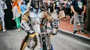 Cosplayer menghadiri San Diego Comic Con International 2022 di San Diego, California (22/7/2022). Comic Con menjadi acara yang paling ditunggu pecinta komik maupun film. (AFP Photo/Matt Winkelmeyer)