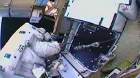 Astronaut NASA Andrew Morgan sedang memasang pelat adaptor baterai selama perjalanan ruang angkasanya untuk meningkatkan sistem tenaga Stasiun Luar Angkasa Internasional (ISS), Minggu, 6 Oktober 2019. (NASA TV)