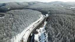 Foto dari udara yang diabadikan pada 4 Desember 2020 ini menunjukkan pemandangan musim dingin di padang rumput Yudaokou di Kota Chengde, Provinsi Hebei, China utara. (Xinhua/Wang Liqun)