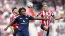 Pemain Manchester United, Joshua Zirkzee (kiri) berebut bola dengan pemain Southampton, Flynn Downes pada laga lanjutan Liga Inggris 2023/2024 di St Mary's Stadium, Southampton, Inggris, Sabtu (14/09/2024). (AP Photo/Alastair Grant)