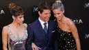 Tom Cruise bersama aktris Annabelle Wallis (kanan) dan Sofia Boutella berpose saat mereka tiba menghadiri pemutaran perdana film "The Mummy" di Madrid, Spanyol (29/5). Tom Cruise akan berperan sebagai Nick Morton. (AP Photo / Francisco Seco)