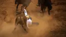 Seorang koboi gagal menangkap anak sapi selama kompetisi di rodeo adil Peternak Boyeros di Pameran Pertanian Internasional Fiagrop 2022 di Havana, Kuba (8/4/2022). Rodeo di Kuba adalah tradisi yang berusia lebih dari dua abad. (AP Photo/Ramon Espinosa)