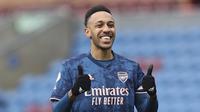 Striker Arsenal, Pierre-Emerick Aubameyang melakukan selebrasi usai mencetak gol ke gawang Burnley dalam laga lanjutan Liga Inggris 2020/21 di Turf Moor, Burnley, Sabtu (6/3/2021). Arsenal bermain imbang 1-1 dengan Burnley. (AP/Clive Brunskill/Pool)