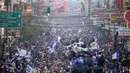 Lautan manusia memadati jalanan kota Bandung saat berlangsungnya Pawai Persib Juara Piala Presiden, Minggu (25/10/2015). (Bola.com/Nicklas Hanoatubun)