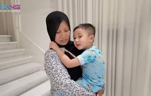 Potret Pertemuan Perdana Rayyanza Bersama Sus Rini yang Baru Pulang Umrah, Langsung Peluk & Minta Tidur Bareng