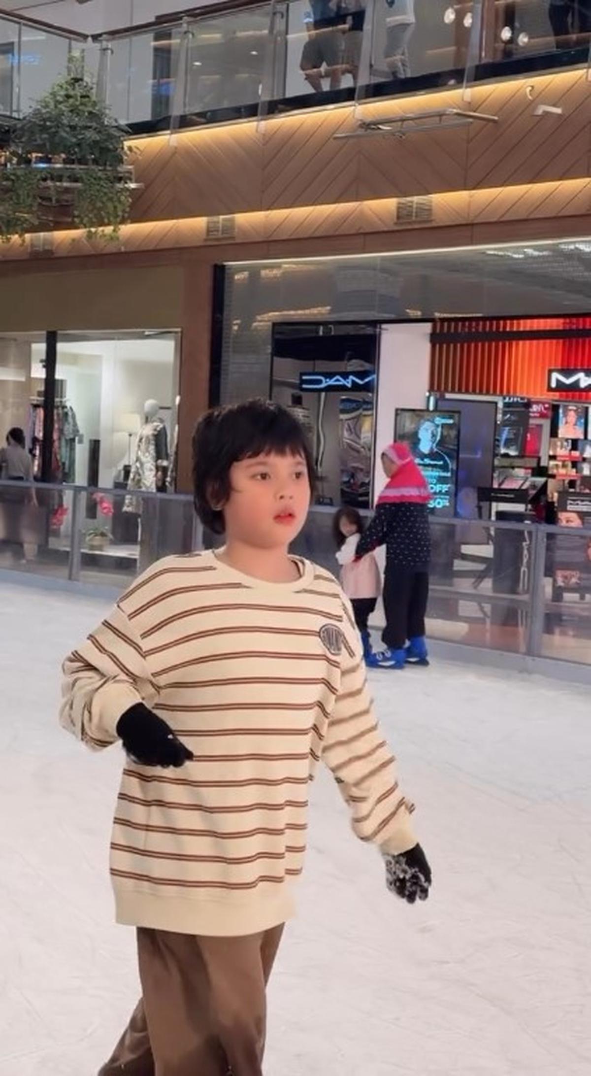 Potret Safeea Anak Mulan Jameela dan Ahmad Dhani Main Ice Skating, Ternyata Jago - Tunjukkan Aksi Berputar