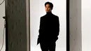 Pesona oppa Korea Kim Soo Hyun dalam balutan outfit serba hitam. Ia mengenakan turtleneck hitam, ditumpuk dengan blazer, dan dipadu mengenakan celana panjang yang semuanya berwarna hitam. [Foto: Instagram/soohyun_k216]