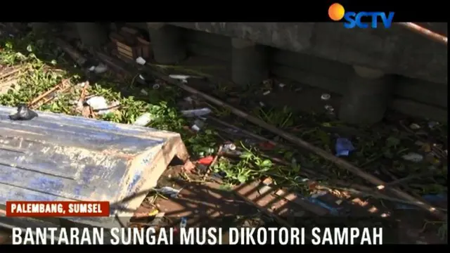 Usai libur Lebaran, bantaran Sungai Musi masih dikotori dengan berbagai jenis limbah rumah tangga, dan gulma eceng gondok.