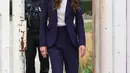 Kate Middleton memadukan kaus putih, ditumpuknya dengan blazer yang serasi dengan celananya. [Foto: Instagram]