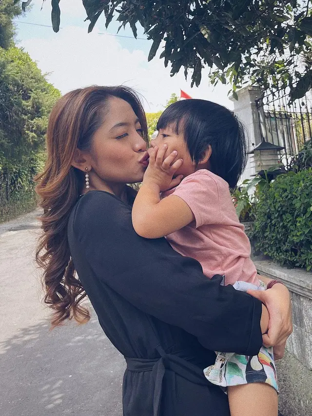 Natalie Zenn dan Artis Cilik Krishna Keitaro (Foto: Instagram/@nataliezenn24)