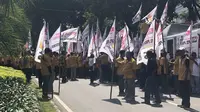 Ratusan kader Partai Hati Nurani Rakyat (Hanura) unjuk rasa di di depan Gedung KPU. (Liputan6.com/ Ratu Annisaa)