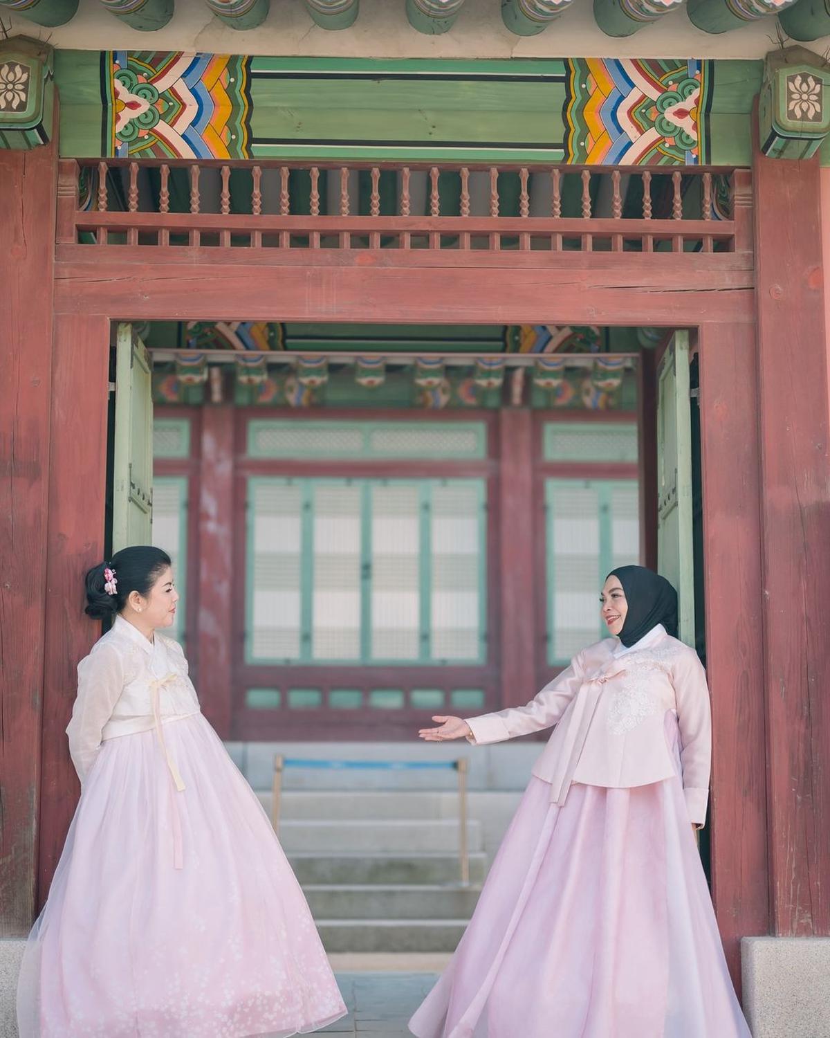 Potret Cantik Mami Rieta Amilia dan Desiree Tarigan Pakai Handbok di Korea, Bestie Awet Muda