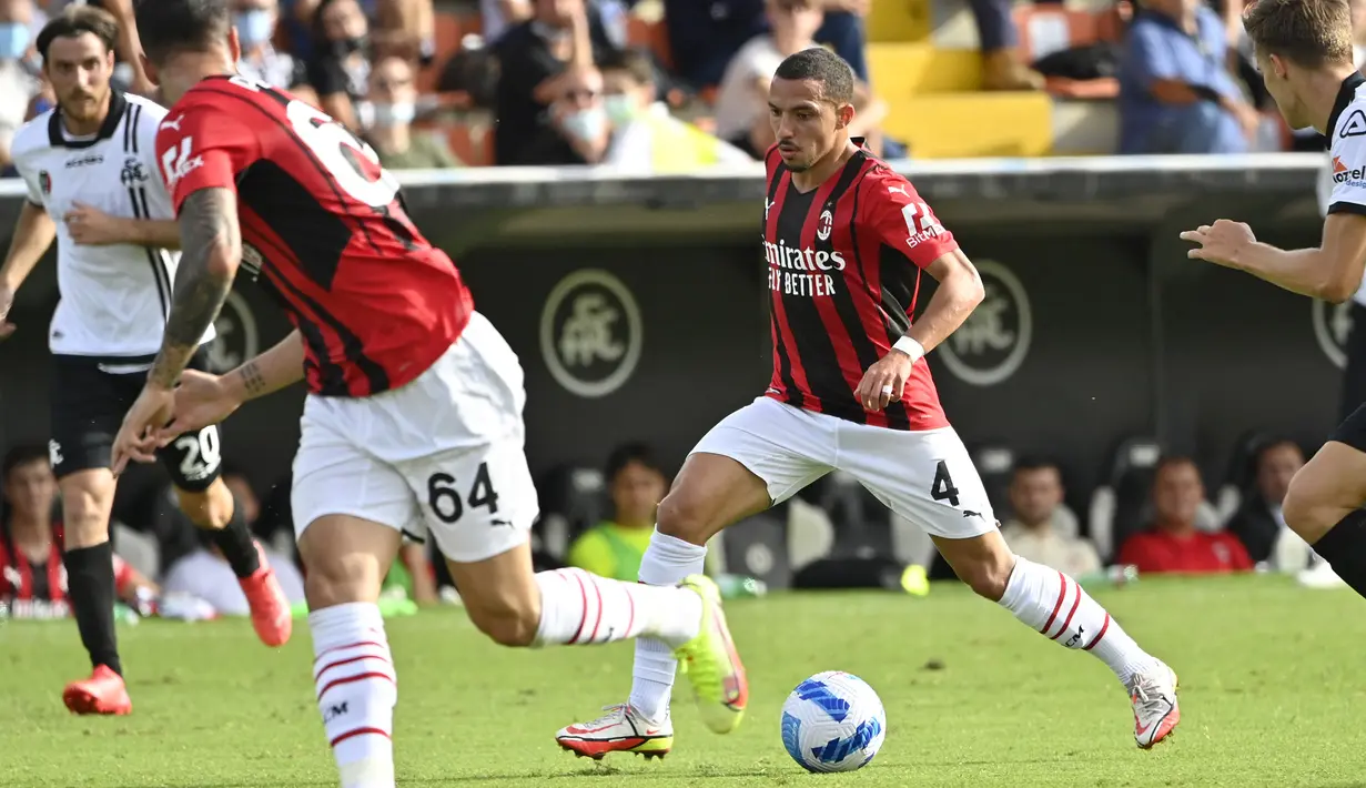 Ismael Bennacer. Gelandang bertahan Aljazair berusia 24 tahun yang kini memasuki musim ke-3 bersama AC Milan ini telah bermain 24 kali di semua ajang musim ini dengan torehan 1 gol dan 1 assist. Bersama Timnas Aljazair ia telah tampil 33 kali dengan torehan 2 gol dan 5 assist. (AFP/Alberto Pizzoli)