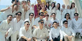 Para bridesmaid hadir di pernikahan Haviza Devi dan Harris Vriza mengenakan pakaian serba putih. Sedangkan pengantin tampil dengan baju adat warna merah. [@adysky99]