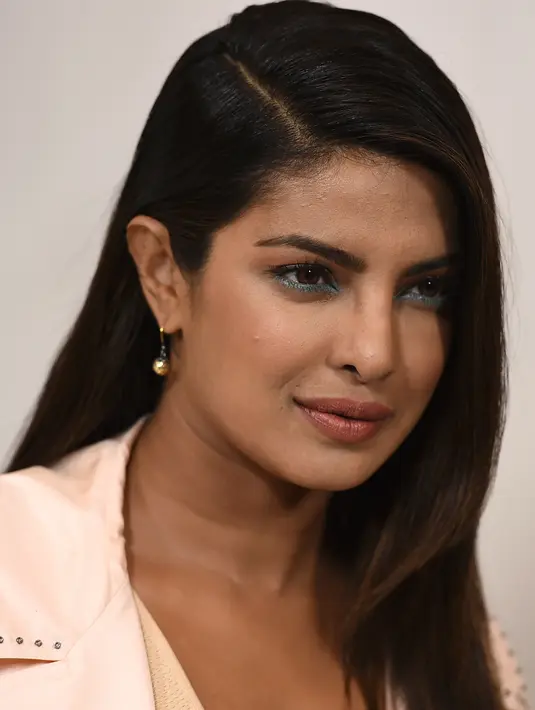 Aktris Bollywood, Priyanka Chopra berpose saat menghadiri gala tahunan Hammer Museum di Los Angeles, 14 Oktober 2017. Rambut coklat panjangnya dibiarkan tergerai yang menunjang make up cerahnya. (Jordan Strauss/Invision/AP)