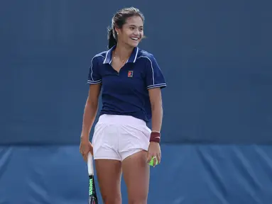 Emma Raducanu dari Inggris Raya tersenyum selama sesi latihan pada Hari Kedua Belas US Open 2021 di USTA Billie Jean King National Tennis Center di Kota New York (10/9/2021). Raducanu akan bertemu  Leylah Fernandez dari Kanada di babak final US Open 2021. (Matthew Stockman/Getty Images/AFP)