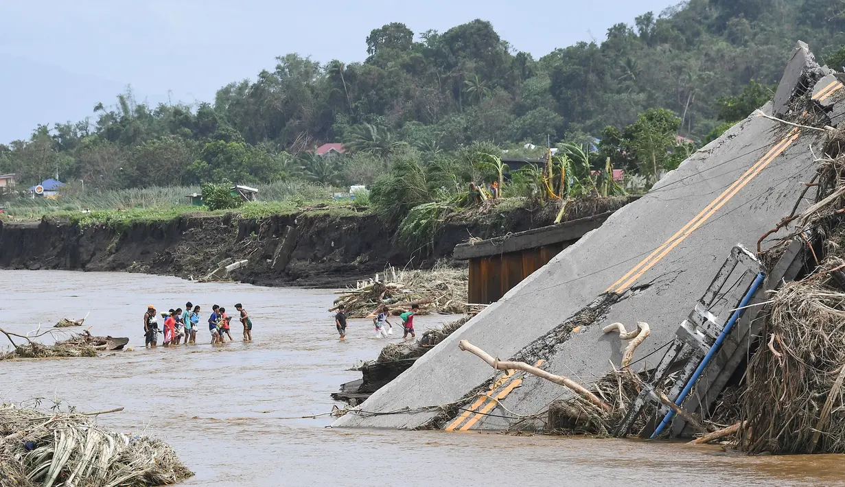 Hingga, Jumat 25 Oktober 2024, keterbatasan akses masih menjadi kendala bagi tim penyelamat Filipina. (Ted ALJIBE/AFP)