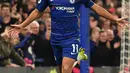 Gelandang Chelsea, Pedro berselebrasi usai mencetak gol ke gawang Crystal Palace saat pertandingan Liga Inggris di stadion Stamford Bridge, London (4/11). Chelsea menang atas Crystal Palace dengan skor 3-1. (AFP Photo/Glyn Kirk)
