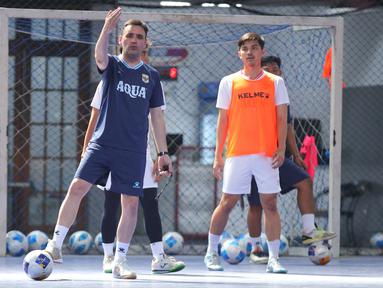 Pelatih Timnas Futsal Indonesia, Hector Souto memebrikan instruksi ke anak asuhnya pada pemusatan latihan di Tifosi Sport Center, Jakarta Timur, Rabu (1/4/2026). (Dok. Timnas Futsal Indonesia)