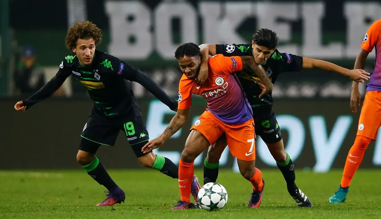 Pemain Manchester City, Raheem Sterling, berusaha lepas dari hadangan pemain Borussia Monchengladbach pada laga kelima Grup C Liga Champions di Borussia-Park, Rabu (23/11/2016). (Reuters/Wolfgang Rattay)