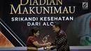 Plt Gubernur DKI Jakarta Djarot Saiful Hidayat (kanan) memberikan penghargaan kepada Diandian Makunimau hadir dalam Liputan 6 Award 2017 di SCTV Tower, Jakarta, Sabtu (20/5). (Liputan6.com/Faizal Fanani)