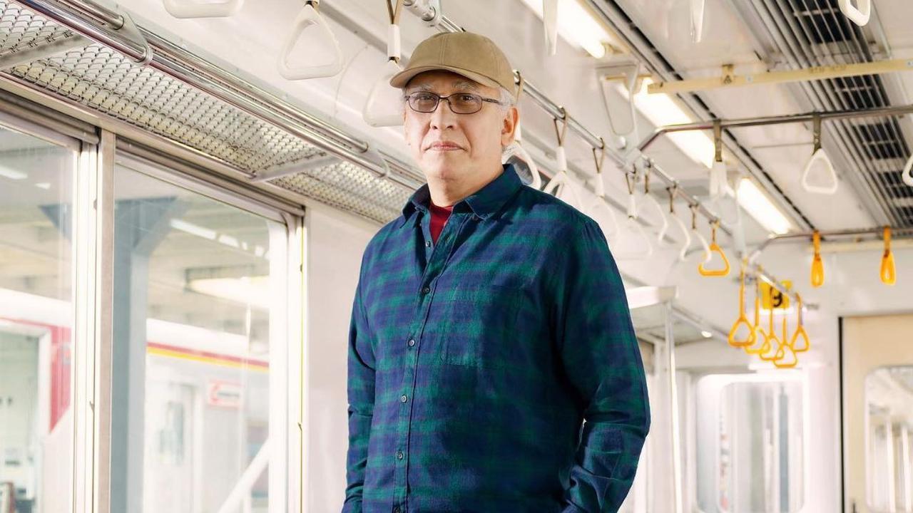 Meski sosoknya begitu populer dan dikenal luas, Iwan Fals tampil sederhana. Dia mengajak masyarakat untuk menyanyi bersamanya.