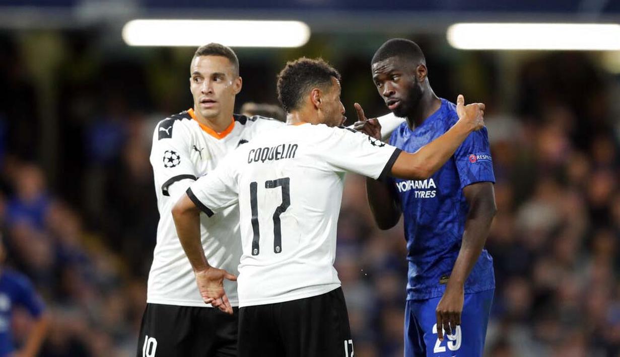 Pemain Chelsea, Fikayo Tomori, bersitegang dengan pemain Valencia, Francis Coquelin, pada laga Liga Champions di Stadion Stamford Bridge, Selasa (17/9/2019). Chelsea takluk 0-1 dari Valencia. (AP/Frank Augstein)