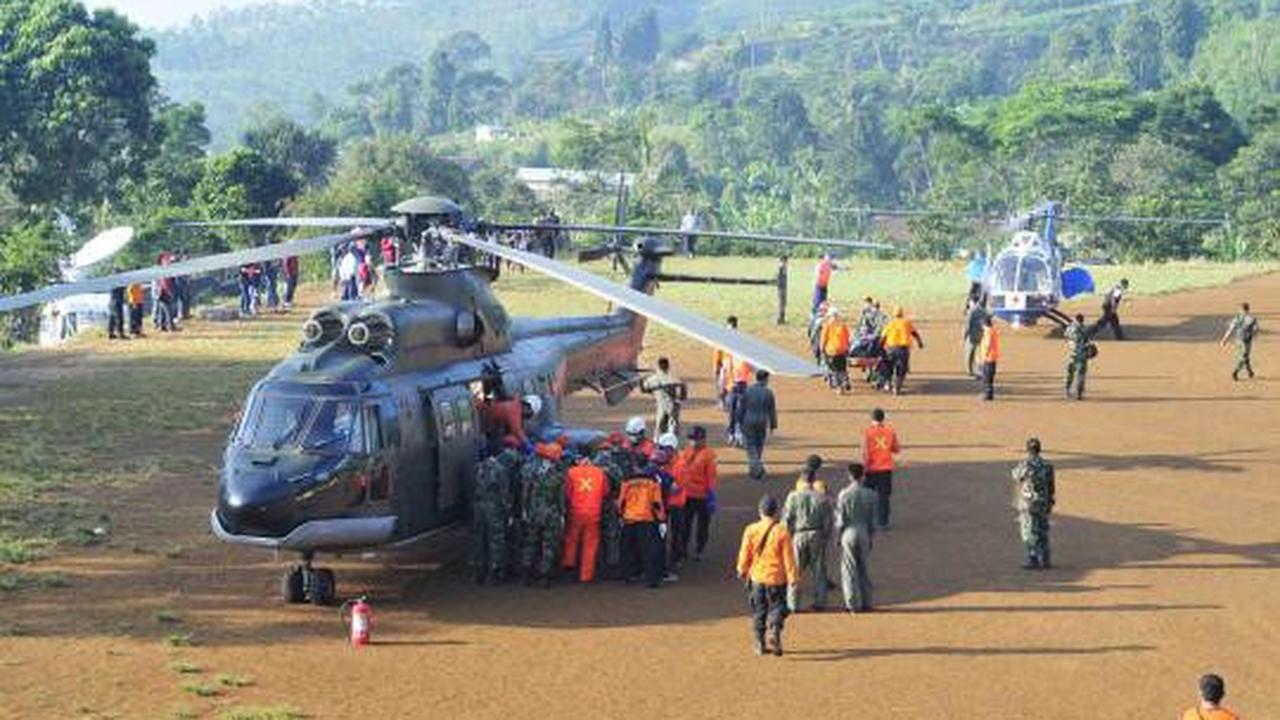 Tim SAR membawa jenazah korban kecelakaan pesawat Sukhoi di lembah men 