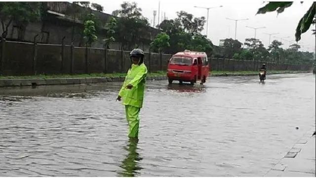 Hujan datang, sejumlah titik di Jakarta pun tergenang. Seperti yang terjadi di Jalan Raya Cakung-Cilincing, Jakarta Timur. Tepatnya di depan Kawasan Berikat Nusantara (KBN) Cakung, genangan air setinggi 30 cm menghadang.  