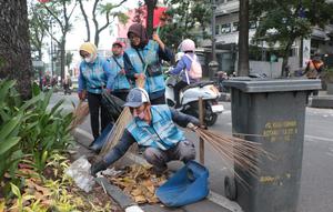 Petugas kebersihan dan alat pengolah sampah milik Pemkot Bandung. (Dok. Humas Pemkot Bandung)