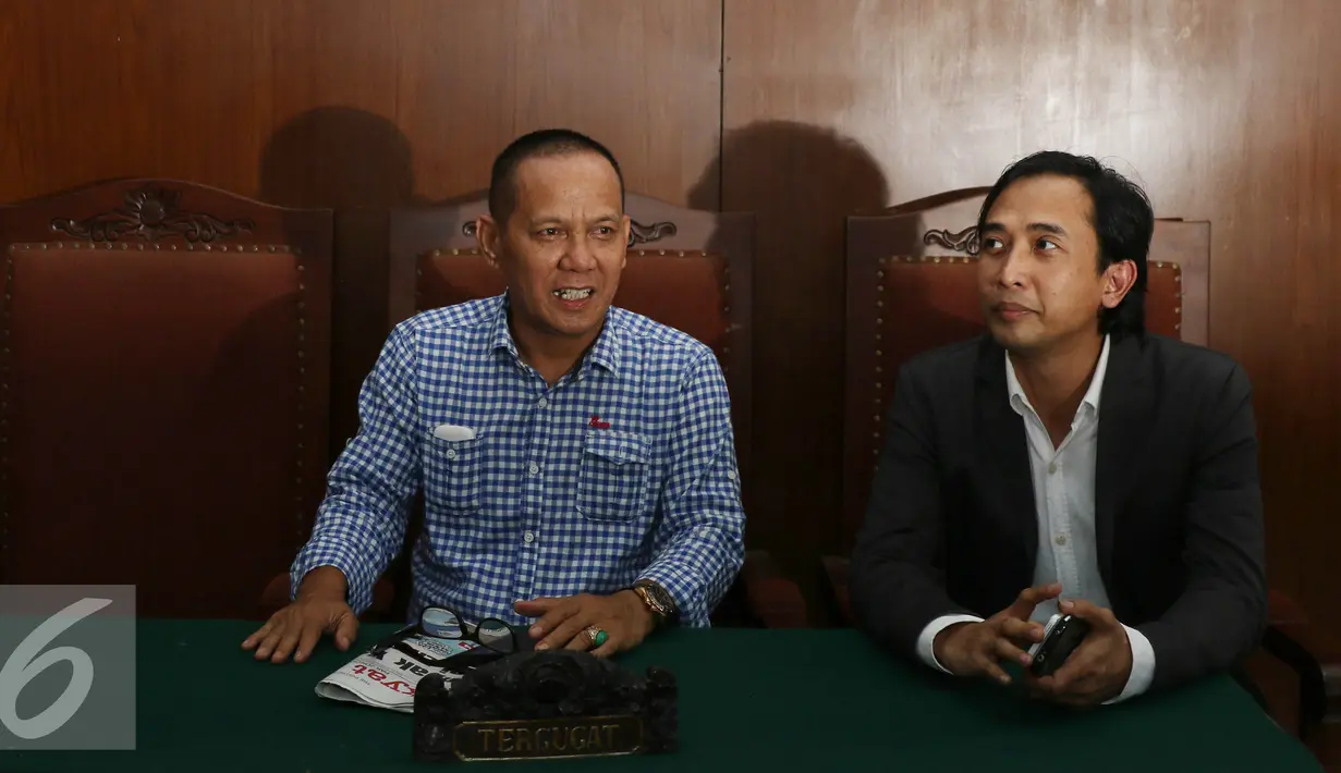 Piyu bersama kuasa hukumnya saat menghadiri sidang lanjutan di Pengadilan Negeri Jakarta Selatan, Kamis (19/11). Sidang yang beragendakan pembahasan materi gugatan ini akan mempertemukan Piyu dan Flo selaku penggugat. (Liputan6.com/Herman Zakharia)