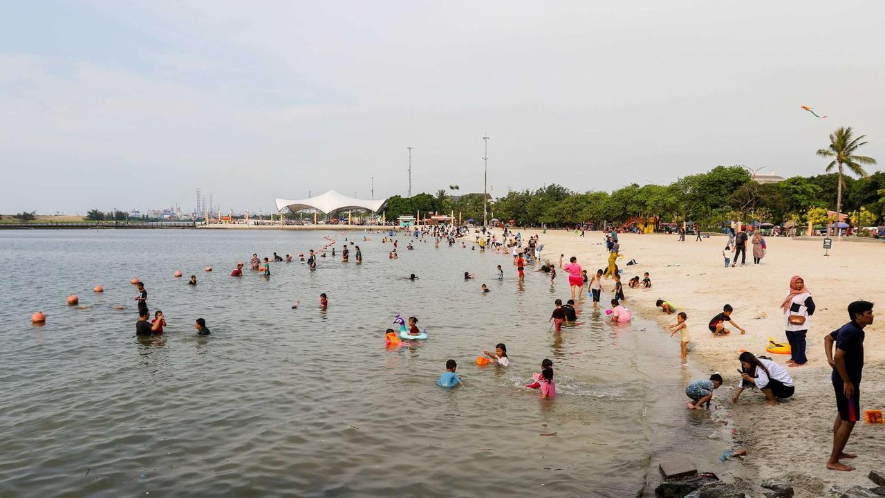 Ratusan ribu pengunjung padati Pantai Lagoon Ancol saat libur Waisak