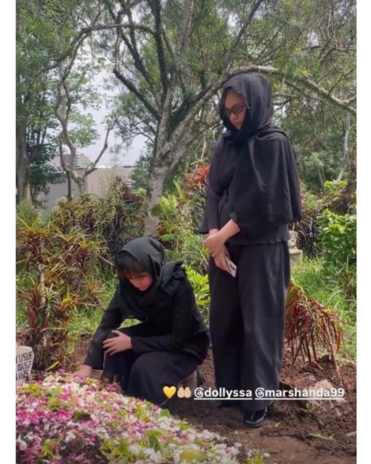 6 Potret Pemakaman Ayah Marshanda di Malang, Sienna Turut Antar Kakek