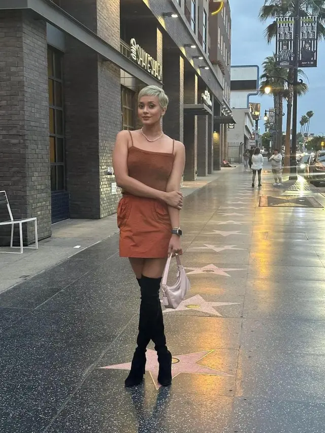 Kimmy Jayanti menggunakan pakaian tanpa lengan