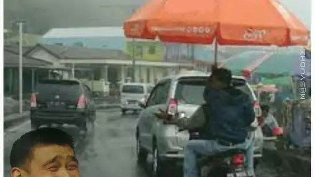 6 Momen Pakai Payung saat Hujan Ini Bikin Senyum Tipis