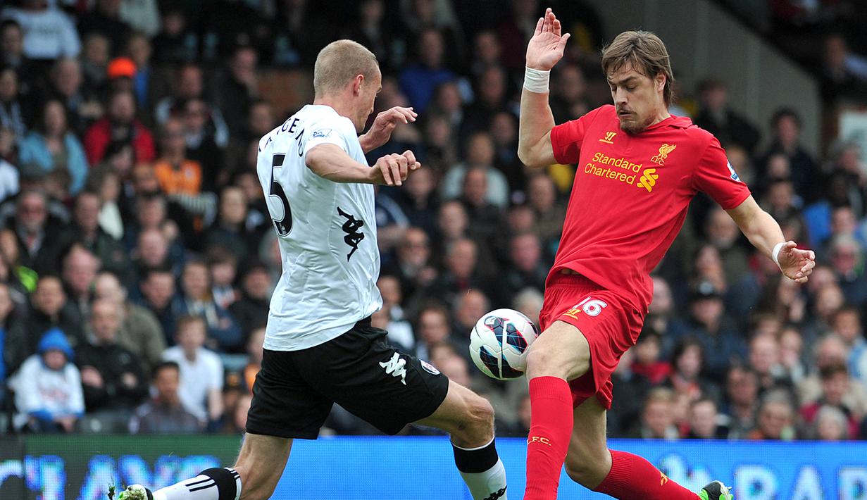 Sebastian Coates. Bek tengah Uruguay berusia 31 tahun yang sejak tengah musim 2016/2017 berseragam Sporting Lisbon ini menjadi salah satu pemain Uruguay yang mampu meraih trofi di Liga Inggris. Ia melakukannya bersama Liverpool yang diperkuatnya selama 2 musim mulai 2011/2012 hingga 2012/2013 usai didatangkan dari Nacional. Ia sukses meraih 1 gelar, yaitu Piala Liga 2011/2012. Bersama The Reds ia total tampil dalam 24 laga di semua ajang dengan torehan 2 gol dan 1 assist. (AFP/Carl Court)