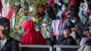<p>Pemudik menunggu jadwal keberangkatan kereta mereka di Stasiun Pasar Senen, Jakarta, Selasa (26/4/2022). Sepekan menjelang Lebaran, lonjakan jumlah penumpang kereta api sudah mulai terlihat pada Selasa siang ini, dan diperkirakan akan terus bertambah hingga 30 April atau H-2 Idul Fitri. (Liputan6.com/Faizal Fanani)</p>