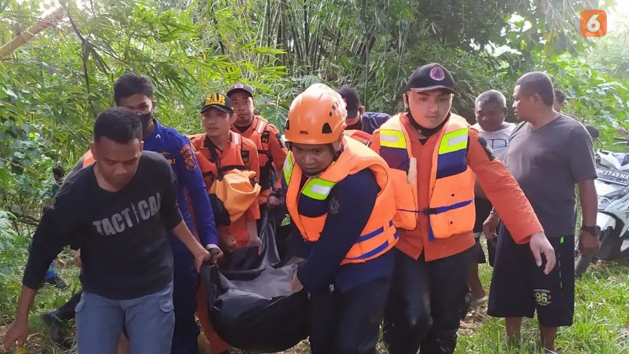 Tim Basarnas Gorontalo saat mengevakuasi Jenazah Korban tenggelam (Arfandi Ibrahim/Liputan6.com)