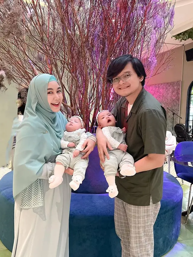 Anisa Rahma dan suami momong anak kembar (Instagram/anisarahma_12)