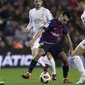 Striker Barcelona, Munir El Haddadi, berusaha melewati pemain Cultural Leonesa pada laga Copa del Rey di Stadion Camp Nou, Rabu (5/12). Barcelona menang 4-1 atas Cultural Leonesa. (AP/Manu Fernandez)