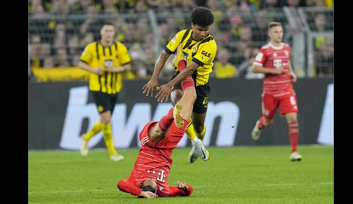 Laga prestise di Bundesliga ini membuat kedua belah pihak saling menunjukkan kekuatannya sehingga membuat pertandingan berjalan keras. (AP Photo/Martin Meissner)
