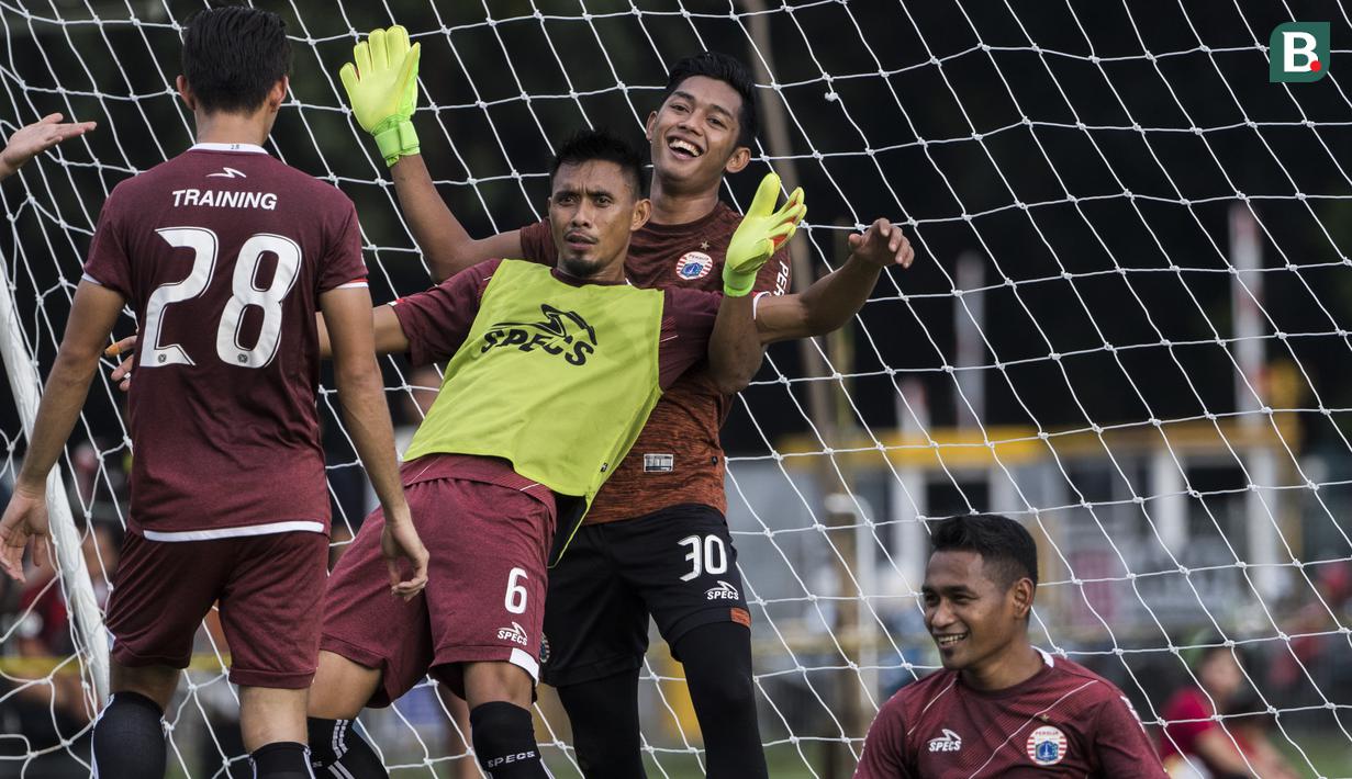 Pemain Persija Jakarta, Maman Abdurrahman, bercanda dengan Rizky Darmawan saat latihan di Lapangan ABC, Jakarta, Jumat (30/3/2018). Latihan ini persiapan jelang laga Liga 1 melawan Arema FC. (Bola.com/Vitalis Yogi Trisna)