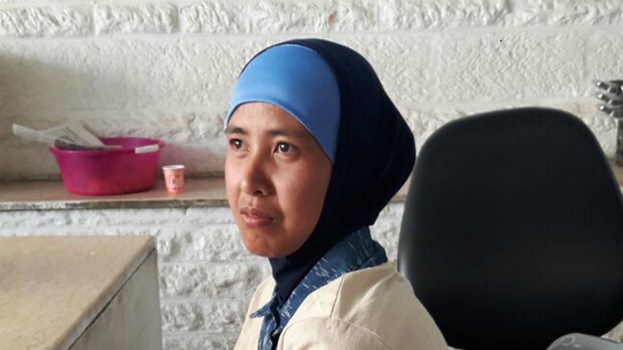Tenaga kerja Indonesia atau TKI yang bernama Dastin binti Tasja (30) asal Desa Juntikedokan, Indramayu, Jawa Barat. Saat ini, Dastin berada di KBRI Amman, usai dikabarkan hilang kontak selama 13 tahun di Yordania (sumber: KBRI Amman)