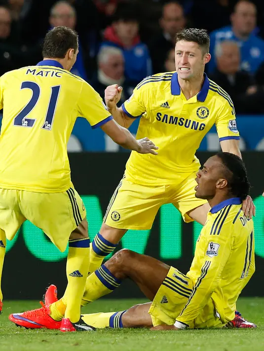Penyerang Chelsea, Didier Drogba (bawah) merayakan selebrasi bersama pemain lainnya usai mencetak gol saat Laga Liga Premier Inggris di King Power Stadium, Kamis (30/4/2015). Chelsea menang 3-1 atas Leicester City.(Reuters/Carl Recine)