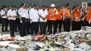 Dirut Lion Air Group Edward Sirait (tengah) saat melihat serpihan pesawat Lion Air JT 610 di Pelabuhan JICT 2, Jakarta, Selasa (30/10). Sejumlah barang ditemukan petugas dalam operasi pencarian. (Liputan6.com/Helmi Fithriansyah)